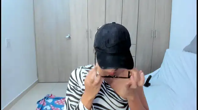 Snapshot of Hana_Zurah chatting on 02.04.25 Hana Zurah online show from 02.04.25