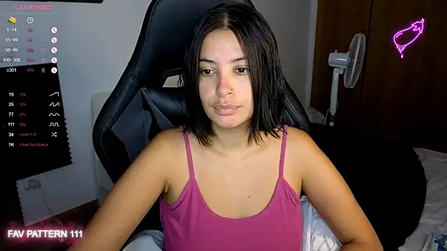 Snapshot of AnnaQueen chatting on 09.26.25 AnnaQueen online show from 09.26.25