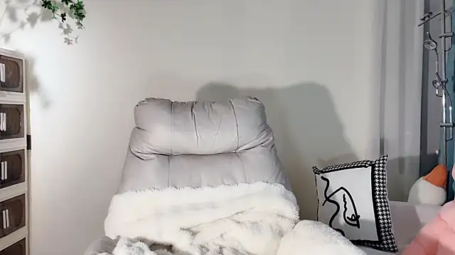 Snapshot of lvy-w chatting on 02.05.25 lvy-w online show from 02.05.25