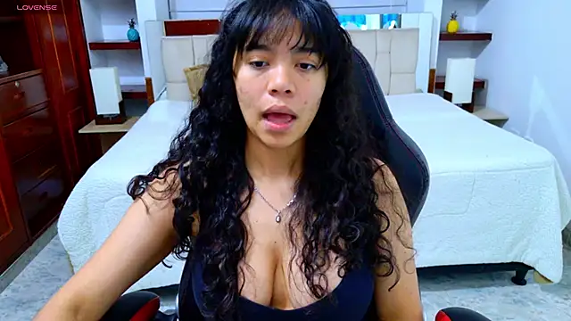 Snapshot of laureentt_ chatting on 12.19.25 laureentt online show from 12.19.25