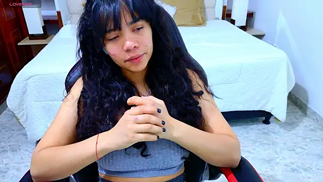 Snapshot of laureentt_ chatting on 12.22.25 laureentt online show from 12.22.25