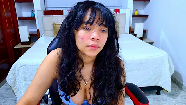 Snapshot of laureentt_ chatting on 12.23.25 laureentt online show from 12.23.25