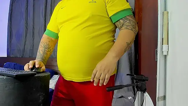 Snapshot of Latino_bigcock chatting on 02.21.25 Latino bigcock online show from 02.21.25