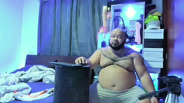 Snapshot of Latino_bigcock chatting on 02.21.25 Latino bigcock online show from 02.21.25