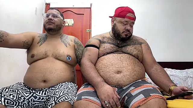 Snapshot of Latino_bigcock chatting on 10.19.25 Latino bigcock online show from 10.19.25