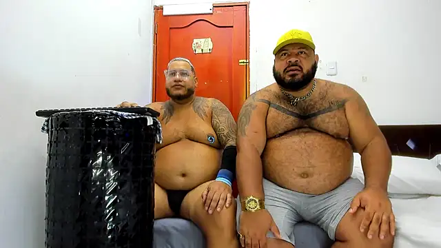 Snapshot of Latino_bigcock chatting on 11.26.25 Latino bigcock online show from 11.26.25