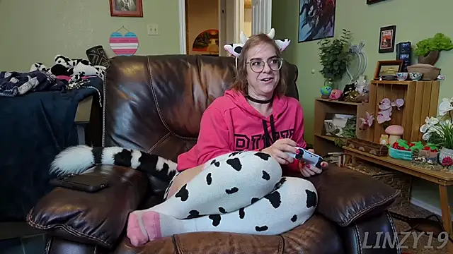 Snapshot of Linzy_19 chatting on 01.28.25 Linzy 19 online show from 01.28.25