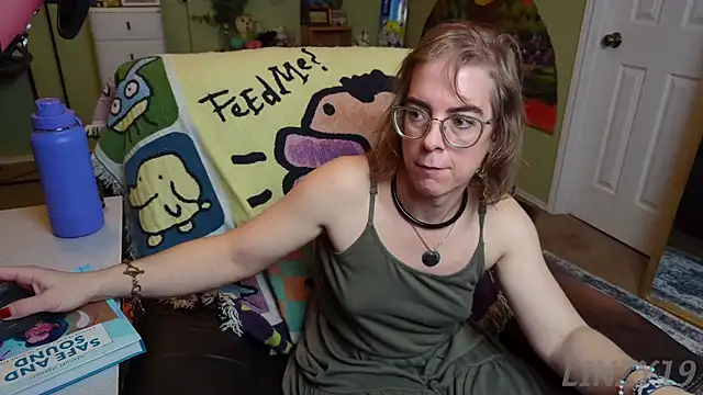 Snapshot of Linzy_19 chatting on 02.04.25 Linzy 19 online show from 02.04.25