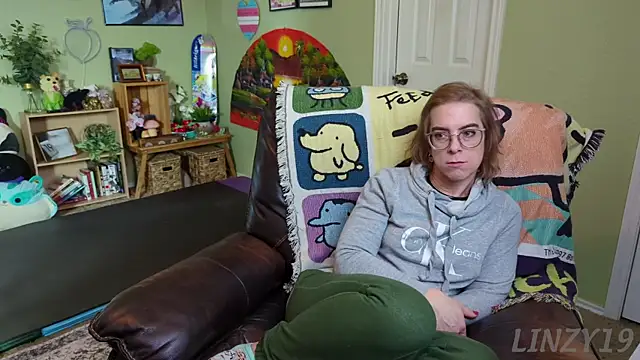 Snapshot of Linzy_19 chatting on 02.13.25 Linzy 19 online show from 02.13.25