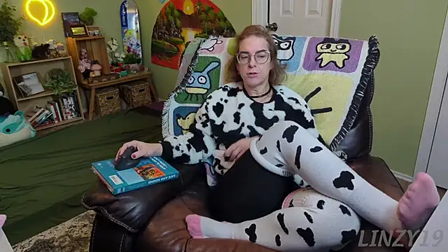 Snapshot of Linzy_19 chatting on 02.14.25 Linzy 19 online show from 02.14.25