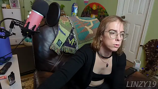 Snapshot of Linzy_19 chatting on 02.24.25 Linzy 19 online show from 02.24.25