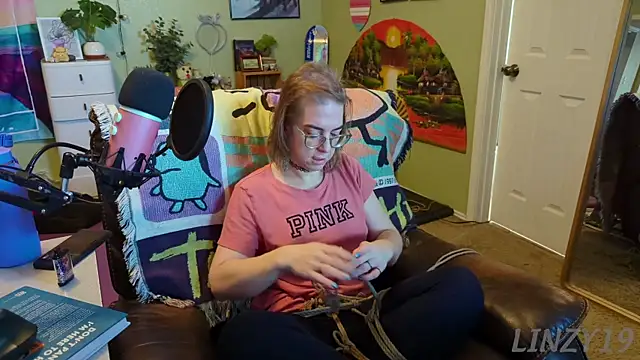 Snapshot of Linzy_19 chatting on 03.18.25 Linzy 19 online show from 03.18.25