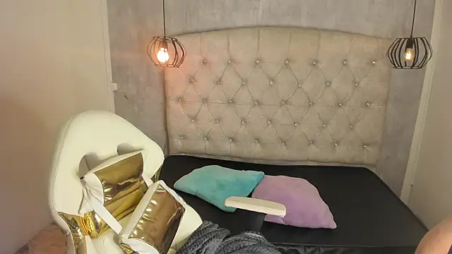 Snapshot of Alice_Laurentt chatting on 02.26.25 Alice Laurentt online show from 02.26.25