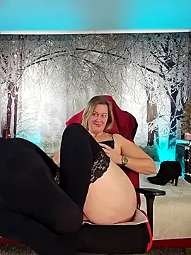 Snapshot of MarleneBloem chatting on 12.20.24 MarleneBloem online show from 12.20.24