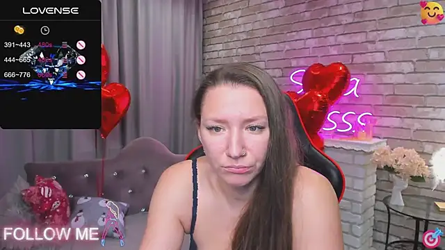 Snapshot of SarahCoksss chatting on 02.13.25 SarahCoksss online show from 02.13.25