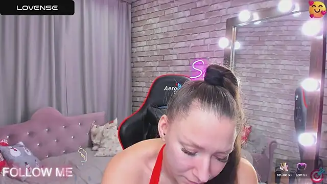 Snapshot of SarahCoksss chatting on 03.16.25 SarahCoksss online show from 03.16.25