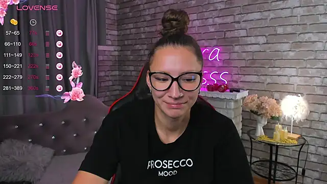 Snapshot of SarahCoksss chatting on 10.02.25 SarahCoksss online show from 10.02.25