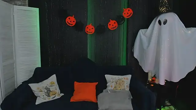 Snapshot of SarahCoksss chatting on 10.28.25 SarahCoksss online show from 10.28.25