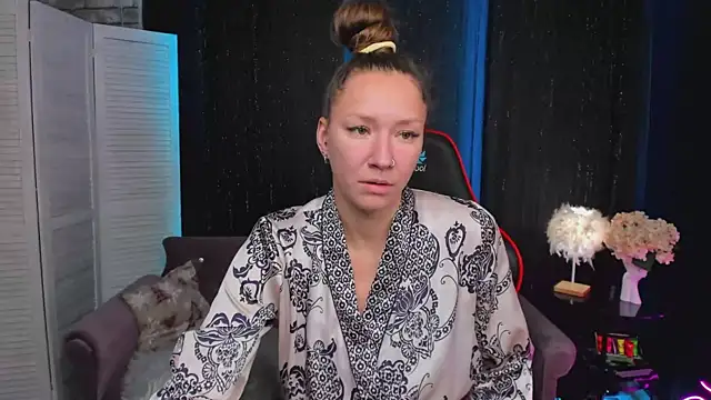 Snapshot of SarahCoksss chatting on 11.11.25 SarahCoksss online show from 11.11.25