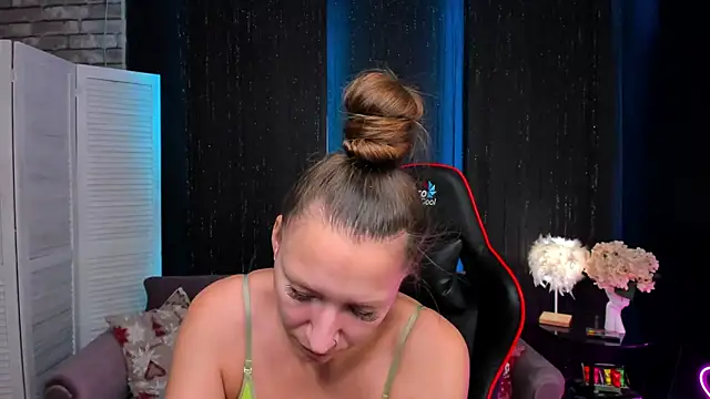 Snapshot of SarahCoksss chatting on 11.19.25 SarahCoksss online show from 11.19.25