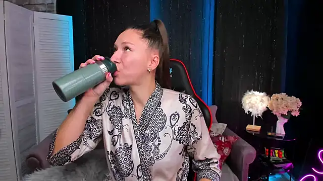 Snapshot of SarahCoksss chatting on 11.22.25 SarahCoksss online show from 11.22.25