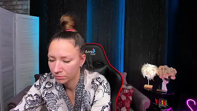 Snapshot of SarahCoksss chatting on 12.04.25 SarahCoksss online show from 12.04.25