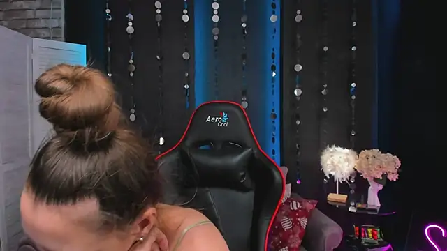 Snapshot of SarahCoksss chatting on 12.04.25 SarahCoksss online show from 12.04.25