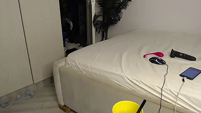 CurvyGlass online show from 10.30.25