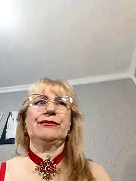 Snapshot of koroleva70 chatting on 04.28.26 koroleva70 online show from 04.28.26