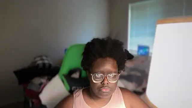 Snapshot of Yagurl__west chatting on 12.21.25 Yagurl west online show from 12.21.25