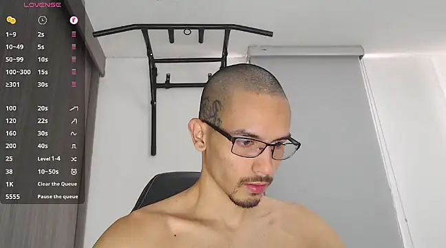 Snapshot of russthiago chatting on 02.10.25 russthiago online show from 02.10.25