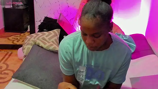 Snapshot of charis_hill chatting on 12.15.25 charis hill online show from 12.15.25