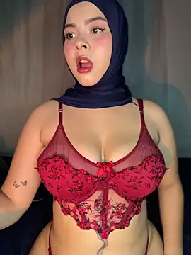 Snapshot of aneesa_darzi chatting on 11.08.25 aneesa darzi online show from 11.08.25