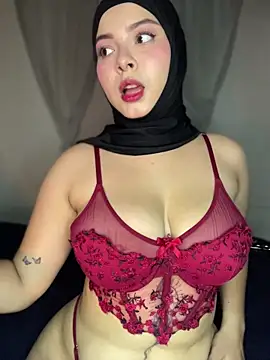 Snapshot of aneesa_darzi chatting on 11.25.25 aneesa darzi online show from 11.25.25