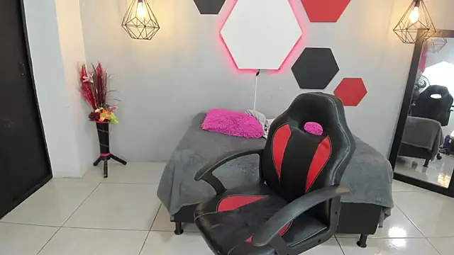 Snapshot of martinaclark chatting on 02.04.25 martinaclark online show from 02.04.25