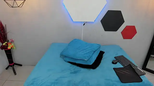 Snapshot of martinaclark chatting on 03.08.25 martinaclark online show from 03.08.25