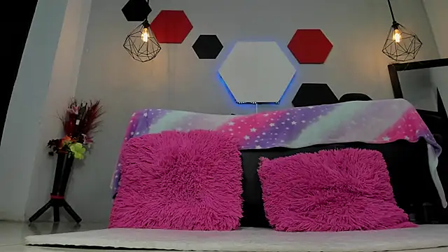 Snapshot of martinaclark chatting on 09.28.25 martinaclark online show from 09.28.25