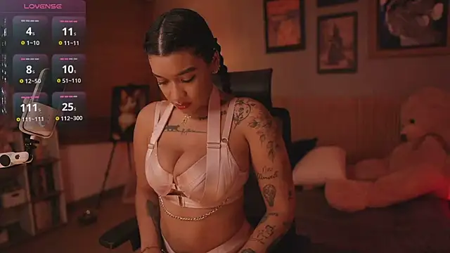 HannahW  online show from 11.22.25