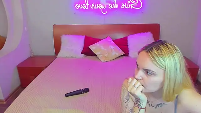 Snapshot of MagicEyess chatting on 11.30.25 MagicEyess online show from 11.30.25