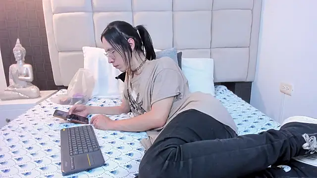 Hecatee 77 online show from 03.03.25