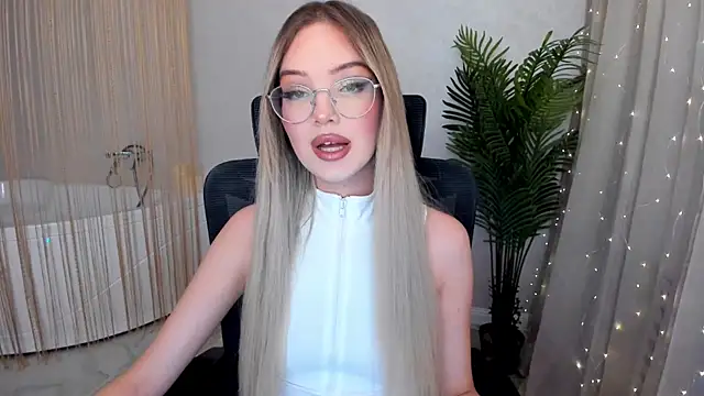 Snapshot of FloweryLove_1 chatting on 01.22.25 FloweryLove 1 online show from 01.22.25