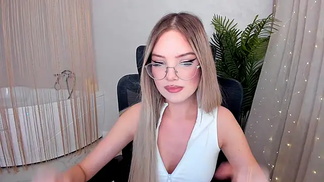 Snapshot of FloweryLove_1 chatting on 01.22.25 FloweryLove 1 online show from 01.22.25