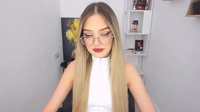 Snapshot of FloweryLove_1 chatting on 01.25.25 FloweryLove 1 online show from 01.25.25