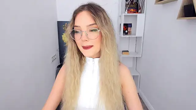 Snapshot of FloweryLove_1 chatting on 01.28.25 FloweryLove 1 online show from 01.28.25