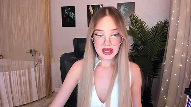 Snapshot of FloweryLove_1 chatting on 02.12.25 FloweryLove 1 online show from 02.12.25