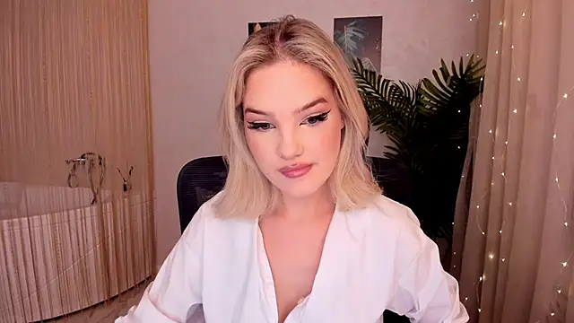 Snapshot of FloweryLove_1 chatting on 02.27.25 FloweryLove 1 online show from 02.27.25