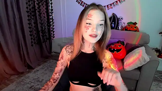 Snapshot of FloweryLove_1 chatting on 10.31.25 FloweryLove 1 online show from 10.31.25