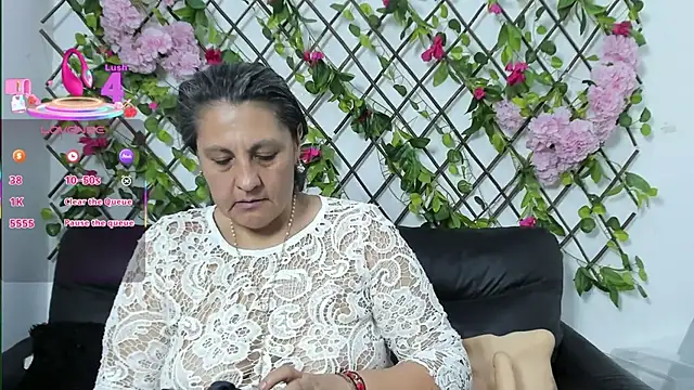 Snapshot of merlyna_goldens chatting on 10.22.25 merlyna goldens online show from 10.22.25