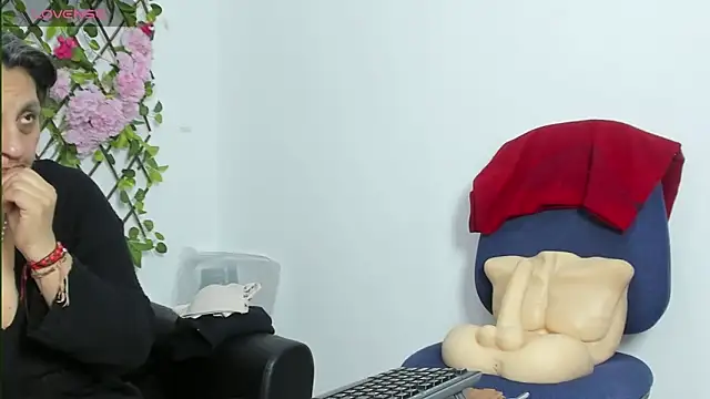 Snapshot of merlyna_goldens chatting on 11.11.25 merlyna goldens online show from 11.11.25