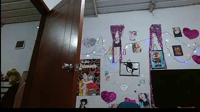 Snapshot of Saray_extrovert_ chatting on 02.13.25 Saray extrovert  online show from 02.13.25